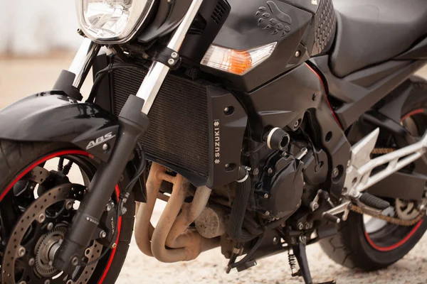 スズキGsr600スポーツ砂漠の黒いオートバイ — ストック写真
