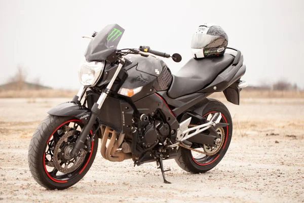 Suzuki Gsr600 Sport Moto Noire Dans Désert — Photo