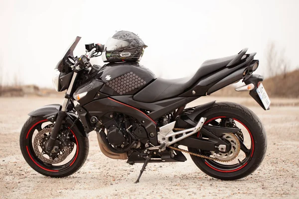 Suzuki Gsr600 Moto Sportiva Nera Nel Deserto — Foto Stock