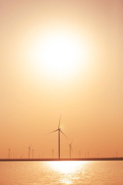 Modern elektrik değirmenleri ve deniz.