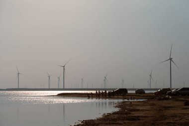 Modern elektrik değirmenleri ve deniz.