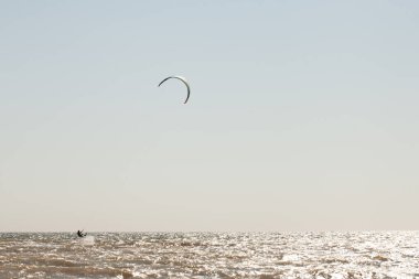 UKRAINE, ODESSA - 29 Temmuz 2021: Yazın ekstrem ve güzel uçurtmalar.