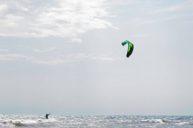 UKRAINE, ODESSA - 29 Temmuz 2021: Yazın ekstrem ve güzel uçurtmalar.