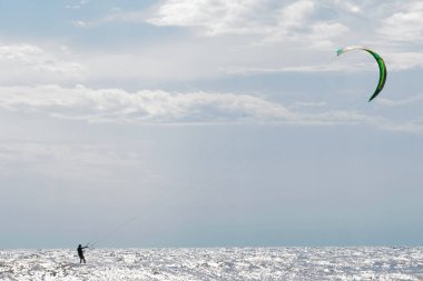 UKRAINE, ODESSA - 29 Temmuz 2021: Yazın ekstrem ve güzel uçurtmalar.