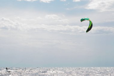 UKRAINE, ODESSA - 29 Temmuz 2021: Yazın ekstrem ve güzel uçurtmalar.