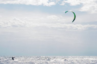 UKRAINE, ODESSA - 29 Temmuz 2021: Yazın ekstrem ve güzel uçurtmalar.