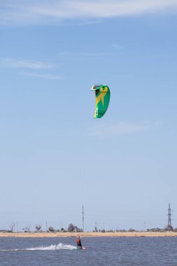 UKRAINE, ODESSA - 29 Temmuz 2021: Yazın ekstrem ve güzel uçurtmalar.