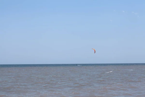 Ακραίο Σκι Και Όμορφο Kitesurfing Καλοκαίρι — Φωτογραφία Αρχείου