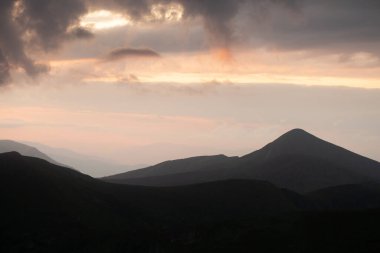 Dağlarda büyülü bir gün doğumu.