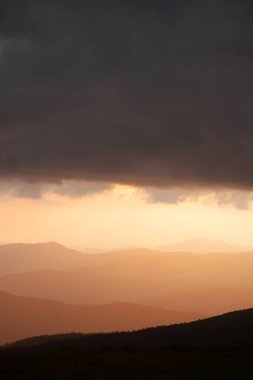 Dağlarda büyülü bir gün doğumu.