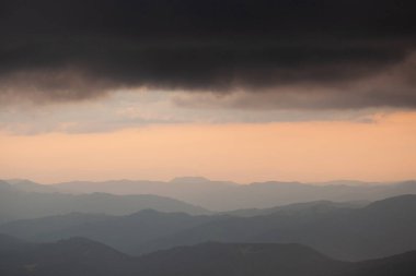 Dağlarda büyülü bir gün doğumu.