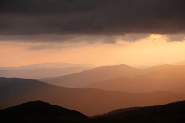 Dağlarda büyülü bir gün doğumu.