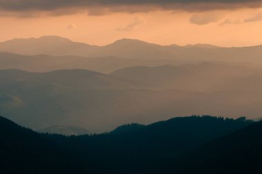 Dağlarda büyülü bir gün doğumu.