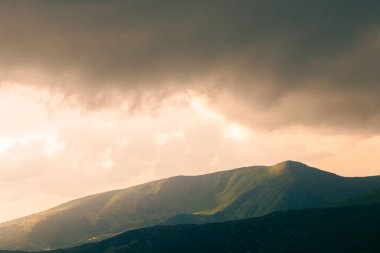 Dağlarda büyülü bir gün doğumu.