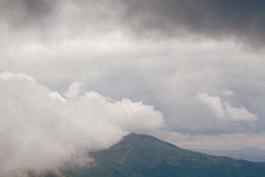 Dağlarda büyülü bir gün doğumu.