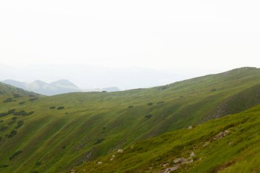 Dağlarda büyülü bir gün doğumu.