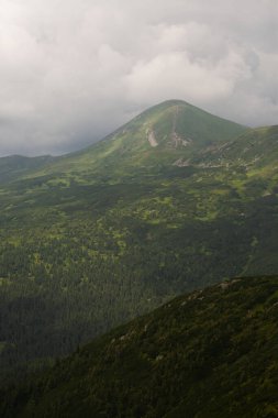 Dağlarda büyülü bir gün doğumu.