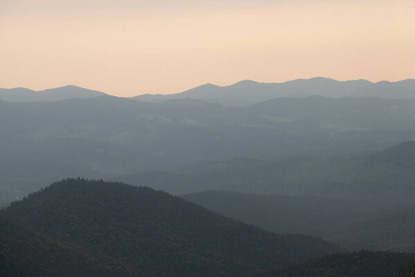Волшебный восход солнца в горах.