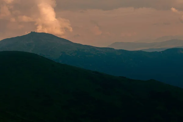 Dağlarda Büyülü Bir Gün Doğumu — Stok fotoğraf