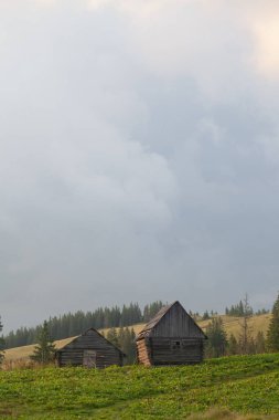 Dağların tepesinde güzel bulutlar.