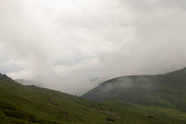 Dağların tepesinde güzel bulutlar.
