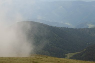 Dağların tepesinde güzel bulutlar.