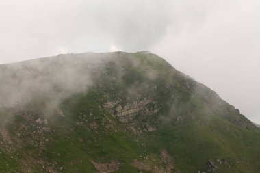 Dağların tepesinde güzel bulutlar.