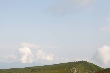 Dağların tepesinde güzel bulutlar.