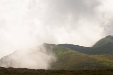 Dağların tepesinde güzel bulutlar.