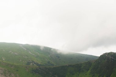Dağların tepesinde güzel bulutlar.
