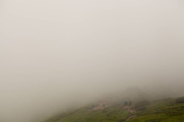 Dağların tepesinde güzel bulutlar.