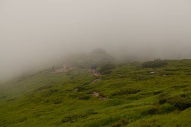 Dağların tepesinde güzel bulutlar.