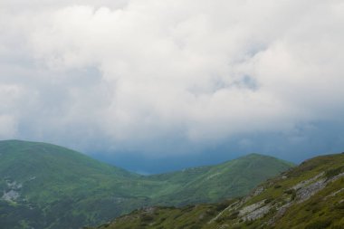 Dağların tepesinde güzel bulutlar.