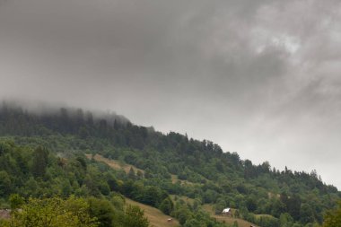 Dağların tepesinde güzel bulutlar.