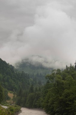 Dağların tepesinde güzel bulutlar.