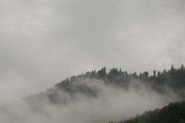 Dağların tepesinde güzel bulutlar.