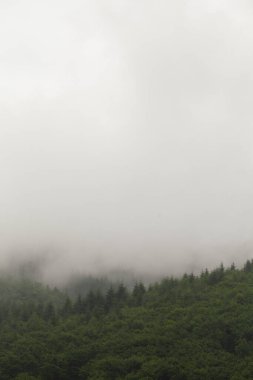 Dağların tepesinde güzel bulutlar.