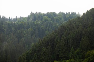 Dağların tepesinde güzel bulutlar.