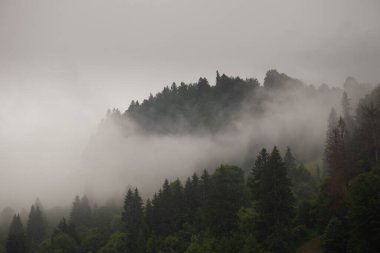 Dağların tepesinde güzel bulutlar.