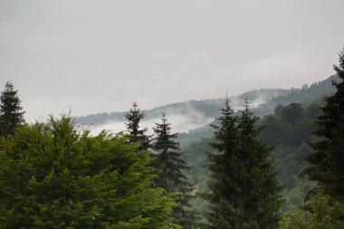 Dağların tepesinde güzel bulutlar.