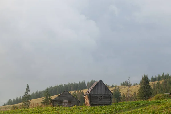 Lindas Nuvens Altas Nas Montanhas — Fotografia de Stock