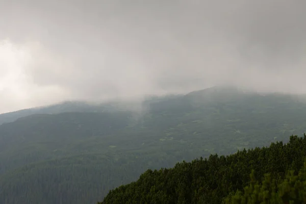 Dağların Tepesinde Güzel Bulutlar — Stok fotoğraf