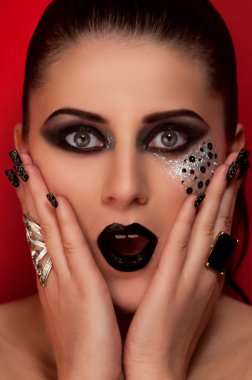 Siyah pahalı ruj dudakları boyalı