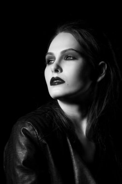 Güzel ve şık bir kız.