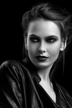 Güzel ve şık bir kız.