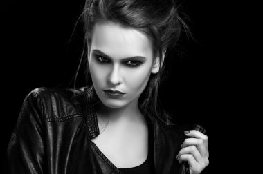 Güzel ve şık bir kız.