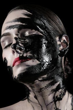 Kızın yüzü siyah mürekkeple.