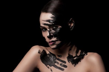 Kızın yüzü siyah mürekkeple.