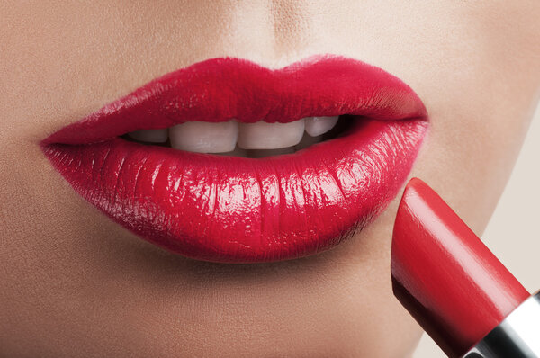 Красные губы .