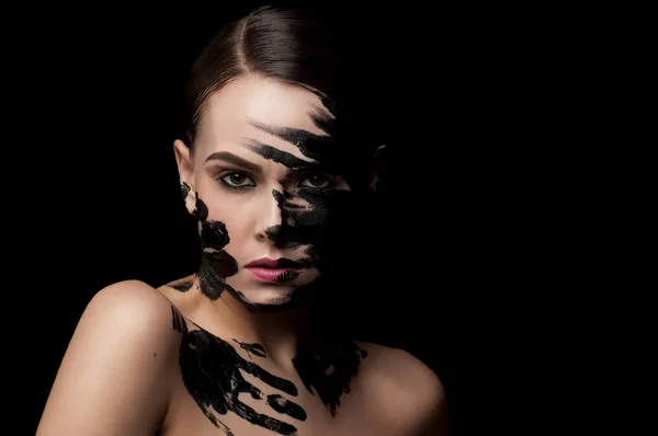 La cara de la chica en tinta negra . — Foto de Stock